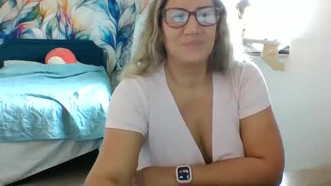 Snapshot of bendybecky69 chatting on 02-14-25, 02:23 Becky online show from 02-14-25, 02:23