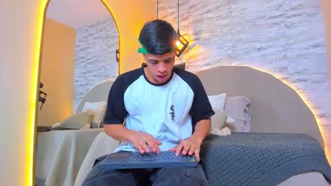 Snapshot of benjamin_more chatting on 11-20-25, 01:22 BENJAMIN online show from 11-20-25, 01:22