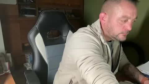 Snapshot of benochau chatting on 03-27-26, 11:04 benochau online show from 03-27-26, 11:04