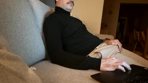 Snapshot of benoitgmx12 chatting on 11-15-25, 08:27 benoitgmx12 online show from 11-15-25, 08:27