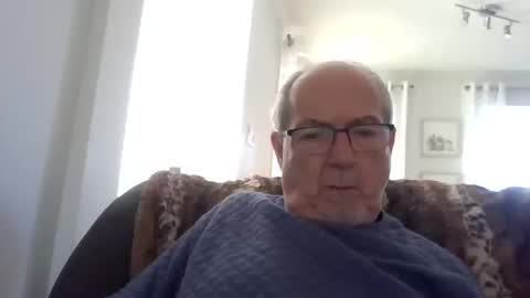 Snapshot of bernard1102 chatting on 10-13-25, 01:44 bernard1102 online show from 10-13-25, 01:44