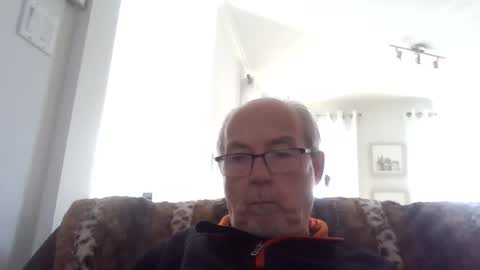 Snapshot of bernard1102 chatting on 10-19-25, 06:19 bernard1102 online show from 10-19-25, 06:19