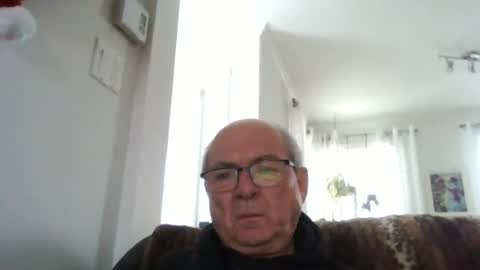 Snapshot of bernard1102 chatting on 11-19-25, 01:33 bernard1102 online show from 11-19-25, 01:33