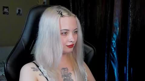 Snapshot of besensuallll chatting on 09-23-25, 04:43 Velna online show from 09-23-25, 04:43