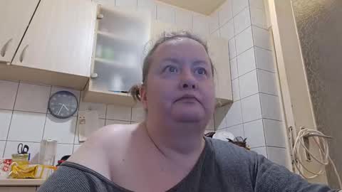 Snapshot of bethnorth chatting on 12-15-25, 02:27 bethnorth online show from 12-15-25, 02:27