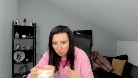 Snapshot of bettyjamess chatting on 11-28-25, 05:32 bettyjamess online show from 11-28-25, 05:32