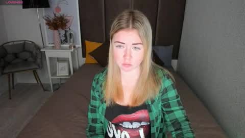 Snapshot of bettyurbane chatting on 11-24-25, 04:45 Mila Sweet online show from 11-24-25, 04:45