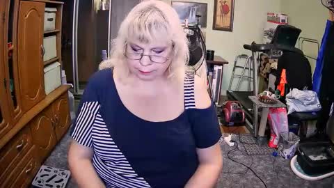 Snapshot of beverlyqcynia chatting on 09-18-25, 11:45 BeverlyQCynia online show from 09-18-25, 11:45