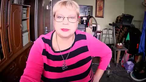 BeverlyQCynia online show from 10-20-25, 11:32