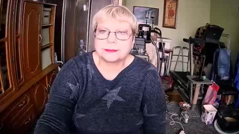 BeverlyQCynia online show from 11-19-25, 12:16