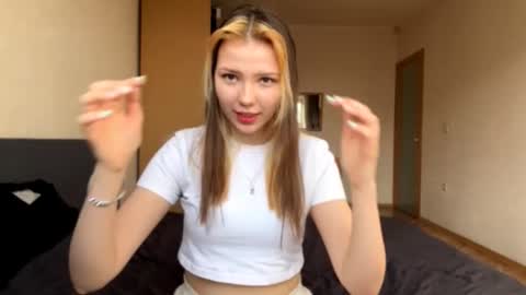 Snapshot of bevvanwoert chatting on 02-25-26, 07:29 Bella online show from 02-25-26, 07:29