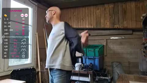 My name is David and if you like public exhibitions you wont be disappointed with me LoL - My favorite vibes is 44  online show from 10-26-25, 02:23