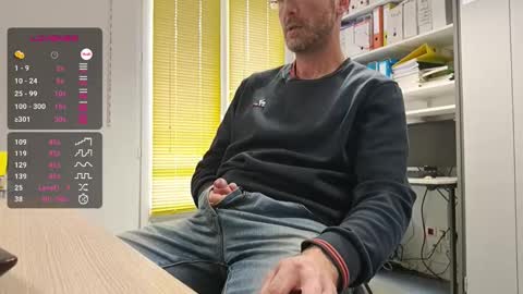 My name is David and if you like public exhibitions you wont be disappointed with me LoL - My favorite vibes is 44  online show from 11-24-25, 11:54