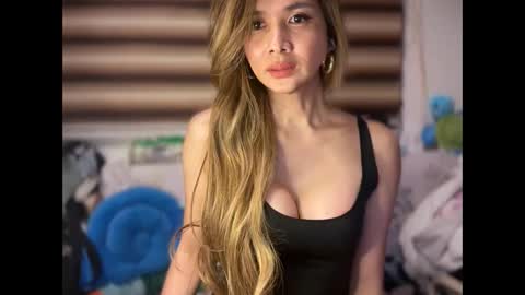 Snapshot of bigsurprise4u chatting on 10-27-25, 10:36 Yna online show from 10-27-25, 10:36