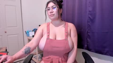 Snapshot of bigt3ti chatting on 01-17-25, 08:13 Nubia online show from 01-17-25, 08:13