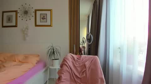 Snapshot of blonde_angel20 chatting on 02-04-26, 06:52 Nicole online show from 02-04-26, 06:52