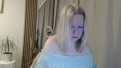 Snapshot of blonde_angel20 chatting on 02-06-26, 05:34 Nicole online show from 02-06-26, 05:34