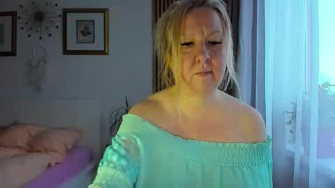 Snapshot of blonde_angel20 chatting on 02-12-26, 05:46 Nicole online show from 02-12-26, 05:46