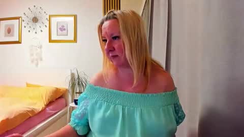 Snapshot of blonde_angel20 chatting on 02-17-26, 04:57 Nicole online show from 02-17-26, 04:57