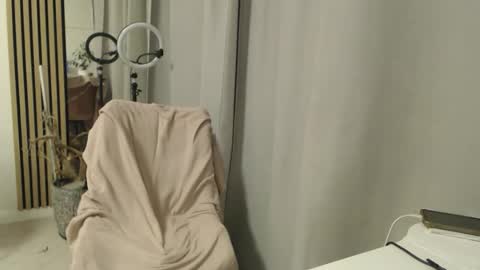 Snapshot of blonde_angel20 chatting on 02-18-26, 05:03 Nicole online show from 02-18-26, 05:03