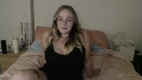 Snapshot of blondeandbent chatting on 10-10-25, 01:48 Your Big Titty Baby online show from 10-10-25, 01:48