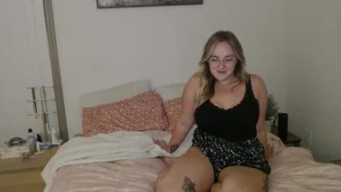 Snapshot of blondeandbent chatting on 10-16-25, 02:23 Your Big Titty Baby online show from 10-16-25, 02:23