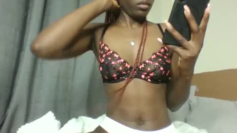 Snapshot of blondie_bebe chatting on 11-24-25, 02:22 Bebes online show from 11-24-25, 02:22