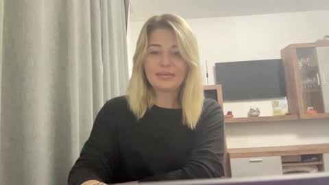Snapshot of blondie_xoxoxo chatting on 09-10-25, 06:35 blondie_xoxoxo online show from 09-10-25, 06:35