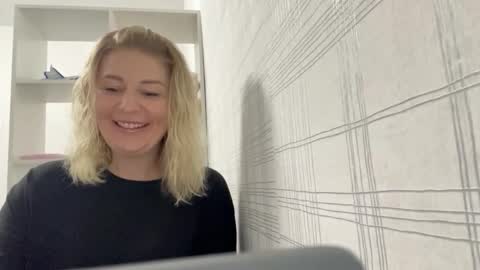 Snapshot of blondie_xoxoxo chatting on 09-25-25, 08:07 blondie_xoxoxo online show from 09-25-25, 08:07