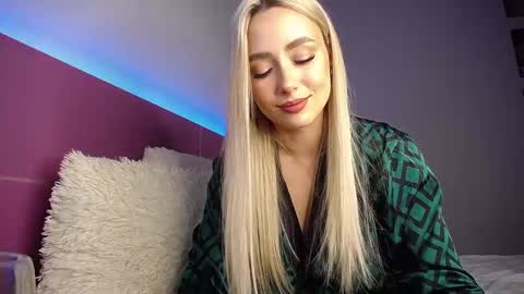 Snapshot of blondirix chatting on 12-27-24, 07:14 Anna online show from 12-27-24, 07:14