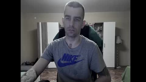 Snapshot of blue_eyed_wolf chatting on 12-20-24, 07:39 Runaway online show from 12-20-24, 07:39