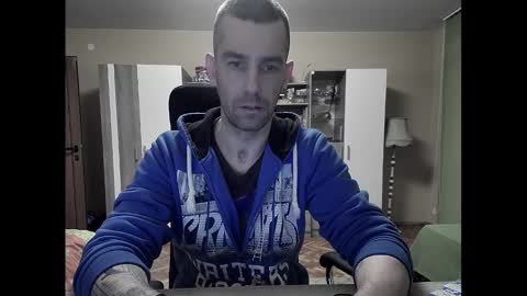 Snapshot of blue_eyed_wolf chatting on 02-15-25, 04:23 Runaway online show from 02-15-25, 04:23