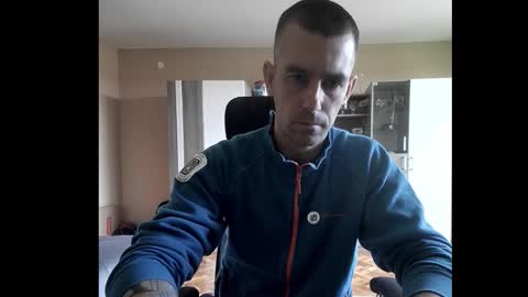 Snapshot of blue_eyed_wolf chatting on 09-29-25, 02:00 Runaway online show from 09-29-25, 02:00