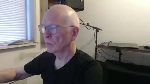 blueeyesn8 online show from 10-21-25, 08:04