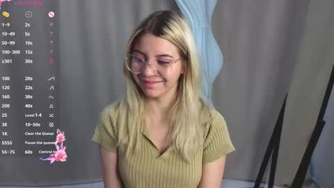 Chloe online show from 10-20-25, 06:03