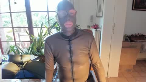 Snapshot of bob2658 chatting on 10-20-25, 12:27 SlaveRobert online show from 10-20-25, 12:27