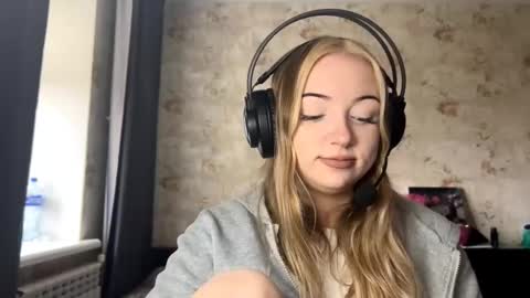 Snapshot of bonggarrido chatting on 10-17-25, 07:11 Ella online show from 10-17-25, 07:11