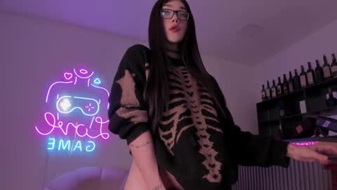 Bonnie Luxury online show from 10-23-25, 05:18