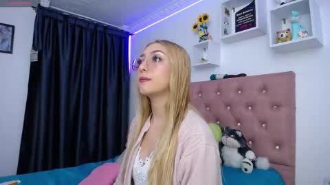 Snapshot of bonny_clyde_xx_ chatting on 10-24-25, 03:25 Soffy Brooks Independent model online show from 10-24-25, 03:25