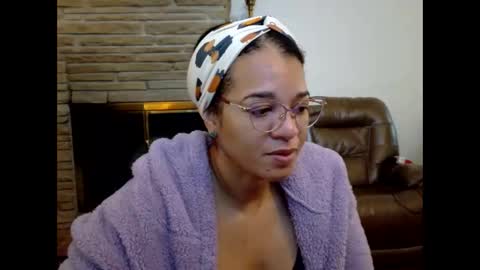 Snapshot of bonvivantb chatting on 10-28-25, 01:36 Queen Bon Vivantt online show from 10-28-25, 01:36