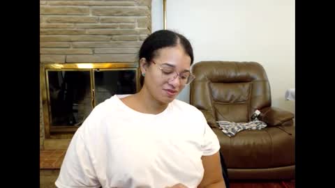 Snapshot of bonvivantb chatting on 11-13-25, 02:49 Queen Bon Vivantt online show from 11-13-25, 02:49