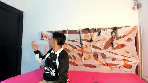 ALEX - TAYLER  -MIKE online show from 10-18-25, 01:12