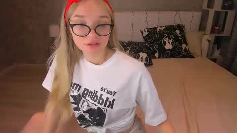 Snapshot of boysloveblondee chatting on 01-22-25, 11:32 BoysLoveBlondee online show from 01-22-25, 11:32