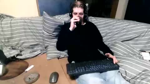 Snapshot of bponie1 chatting on 09-11-25, 01:17 bponie1 online show from 09-11-25, 01:17