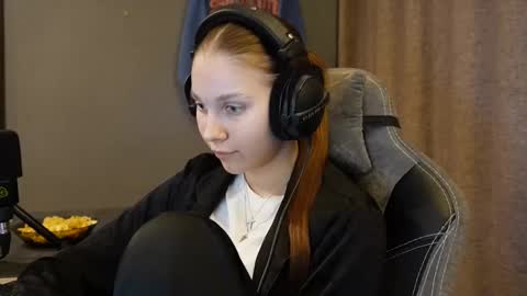 Snapshot of brandamatteson chatting on 11-23-25, 02:28 Alice online show from 11-23-25, 02:28