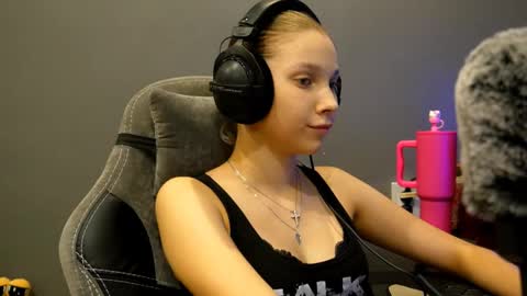 Snapshot of brandamatteson chatting on 12-17-25, 03:29 Alice online show from 12-17-25, 03:29