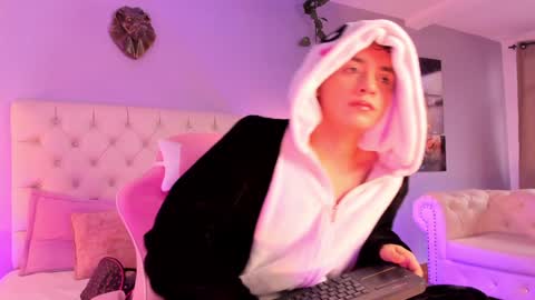Snapshot of brann_tadzio chatting on 12-23-24, 01:13 online show from 12-23-24, 01:13