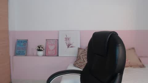 Snapshot of brendathompson_ chatting on 10-12-25, 02:32 Brenda online show from 10-12-25, 02:32