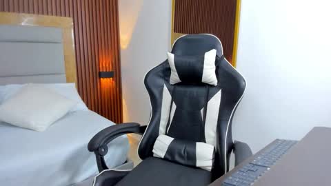 Snapshot of briana_titsworth chatting on 11-12-25, 02:45 B R I A N A online show from 11-12-25, 02:45