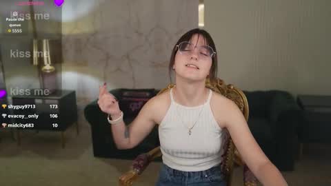 Snapshot of bright_diamonds_054 chatting on 03-20-26, 08:46 Diamonds Girls online show from 03-20-26, 08:46